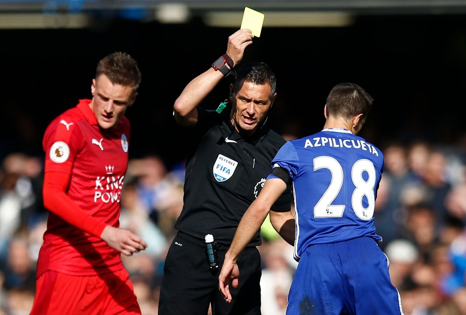 Nhìn lại chiến thắng thuyết phục của Chelsea trước Leicester - 14
Azpilicueta nhận thẻ vàng sau khi anh đốn ngã Vardy để cản đối phương không cho phản công