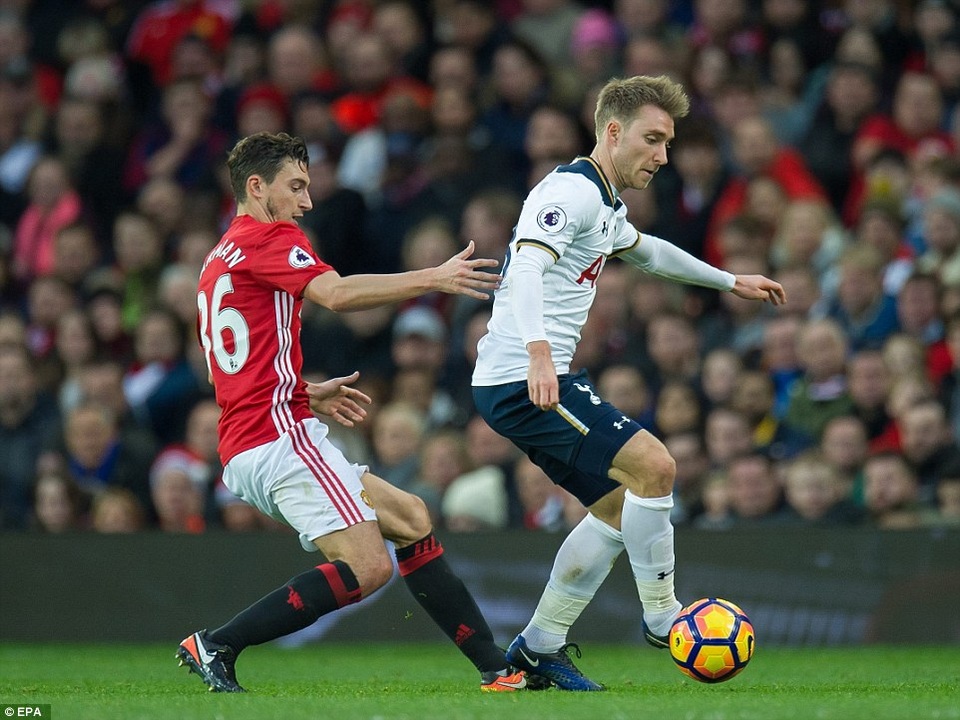 Nhìn lại chiến thắng quan trọng của MU trước Tottenham - 13
Eriksen (phải) vẫn là ngòi nổ quan trọng nhất bên phía Tottenham, Darmian theo khá sát cầu thủ này