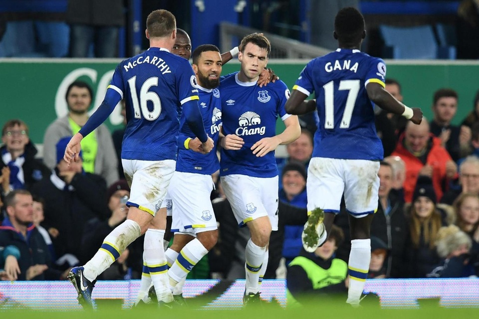 Nhìn lại thất bại cay đắng của Arsenal trên sân Everton - 13
Các cầu thủ Everton ăn mừng sau khi ghi bàn