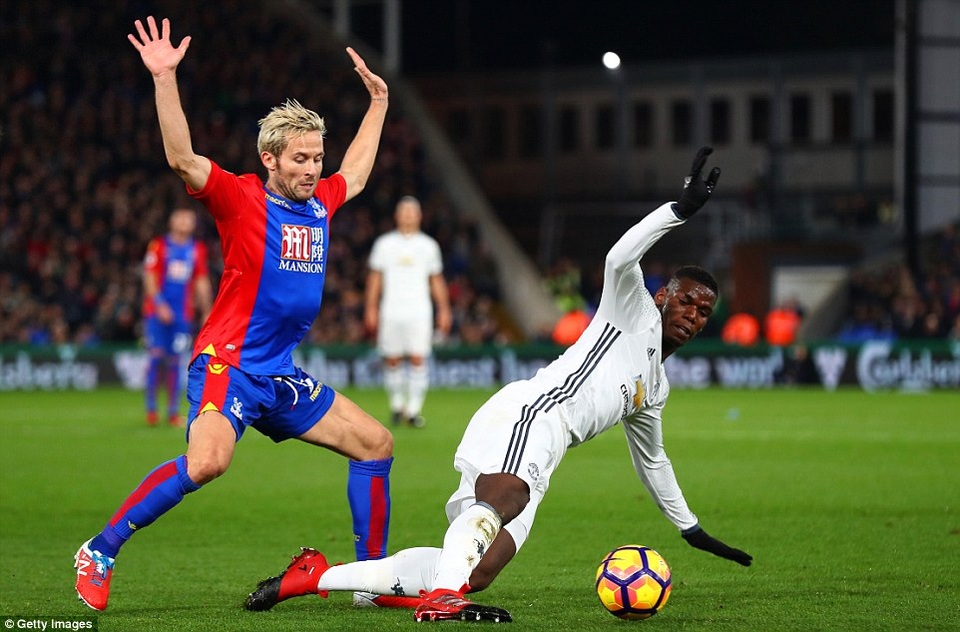 
Hai cầu thủ người Pháp, Cabaye (trái) tranh bóng với Pogba
