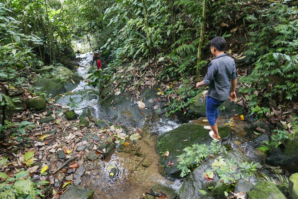 
Cách ngôi nhà khoảng 30 mét có một con suối, là nơi hung thủ giấu thi thể một trong số 4 nạn nhân bị y sát hại.
