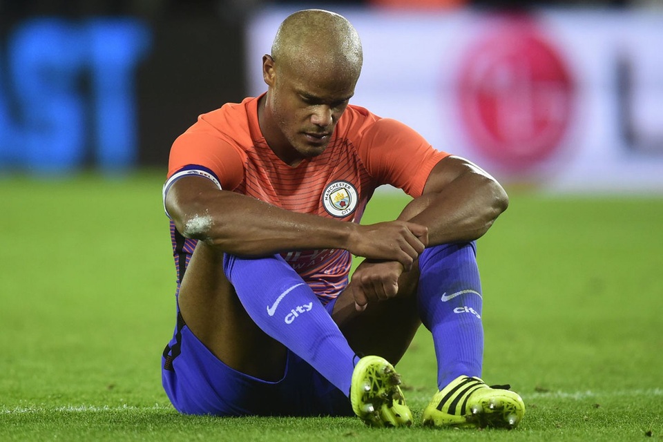 Nhìn lại chiến thắng của Man City trước Swansea - 16
Kompany lại dính chấn thương sau khi Swansea ghi bàn, may cho Man City, trận đấu cung đã hết giờ