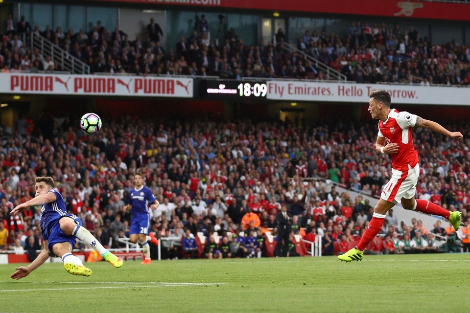 Nhìn lại chiến thắng đẹp của Arsenal trước Chelsea - 16
... bóng đập đất trước khi bay vào lưới