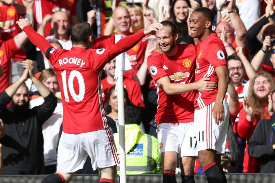 Nhìn lại trận hòa thất vọng của MU trước Stoke - 16
Niềm vui của các cầu thủ MU sau bàn mở tỉ số muộn