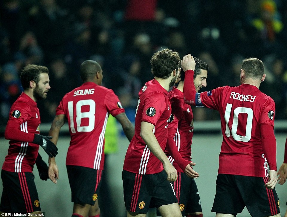 
Các cầu thủ MU ăn mừng với Mkhitaryan sau khi cầu thủ này ghi bàn
