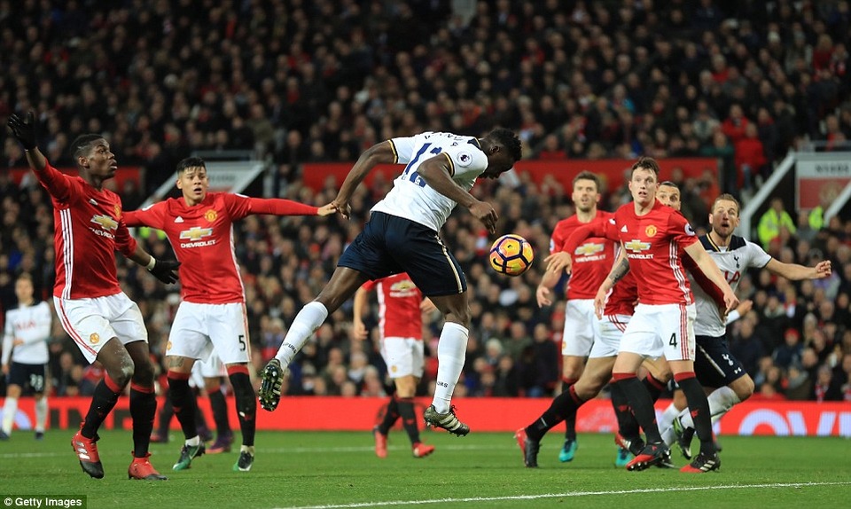 Nhìn lại chiến thắng quan trọng của MU trước Tottenham - 14
Wanyama bỏ lỡ cơ hội ngon ăn nhất để gỡ hòa cho Tottenham khi đánh đầu không trúng tâm bóng ở cách khung gỗ chỉ chừng 5m