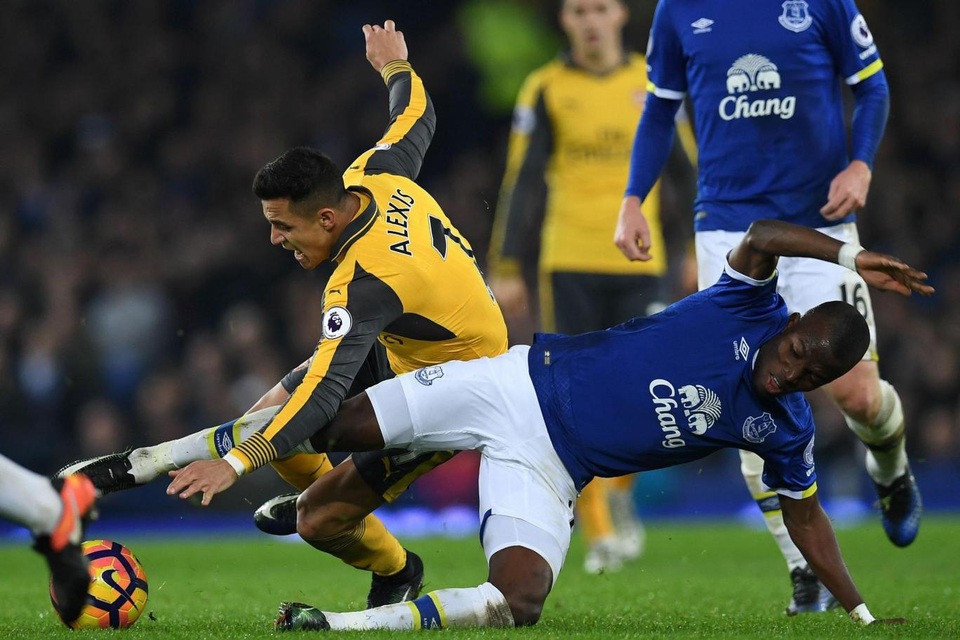 Nhìn lại thất bại cay đắng của Arsenal trên sân Everton - 14
Những pha tranh bóng quyết liệt thường xuyên xuất hiện giữa cầu thủ hai đội