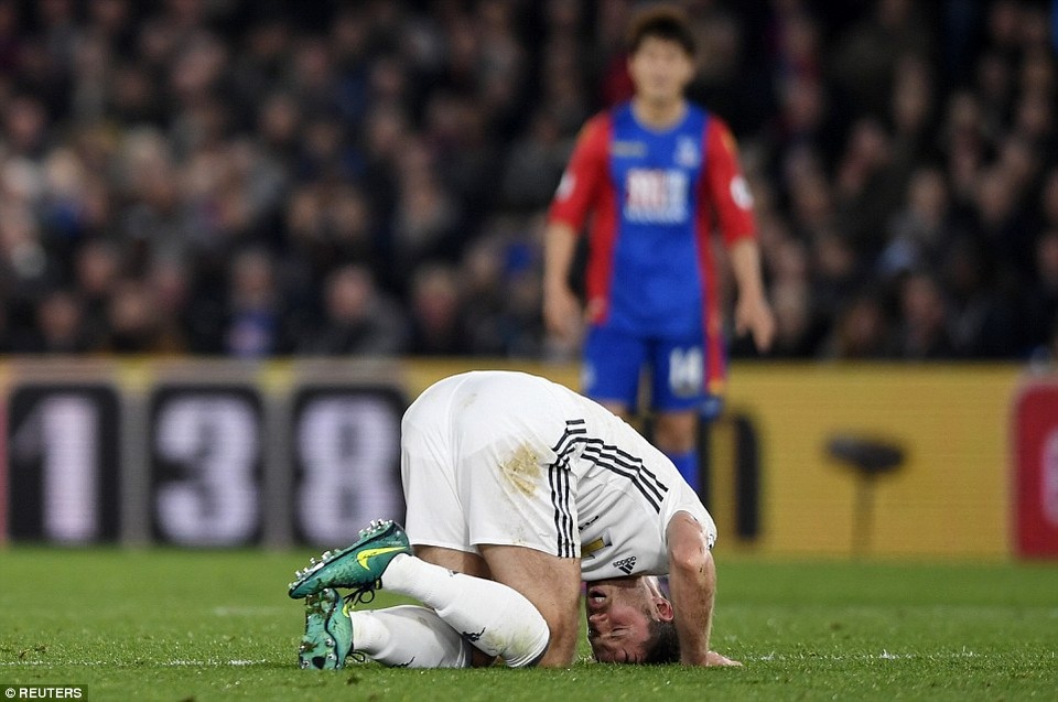 
Carrick bị đau sau khi va chạm với cầu thủ đối phương
