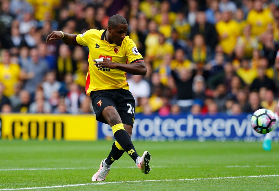 Nhìn lại trận thua mất mặt của MU trước Watford - 12
Ighalo dứt điểm ra ngoài dù khung thành trống trải trước mặt. Một pha dứt điểm tồi đến không tưởng, bởi cầu môn rộng tới 7m, góc sút rộng rãi thoải mái, lại không có thủ môn