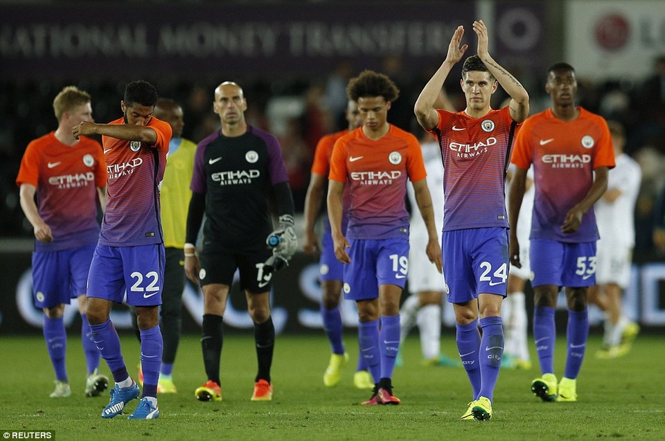 Nhìn lại chiến thắng của Man City trước Swansea - 17
Các cầu thủ Man City cảm ơn khán giả đã cổ vũ họ