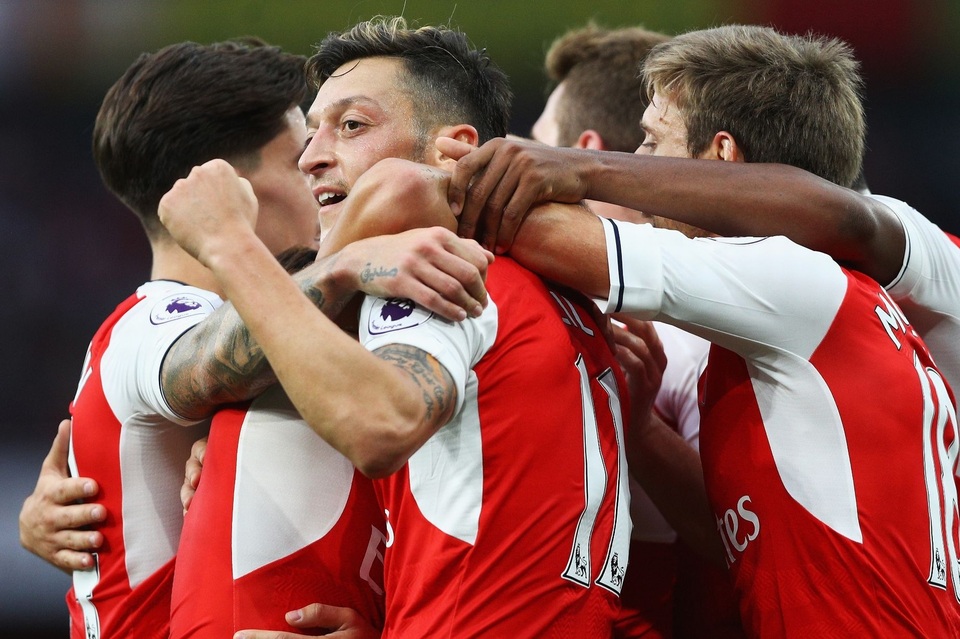 Nhìn lại chiến thắng đẹp của Arsenal trước Chelsea - 17
Niềm vui của Ozil và các cầu thủ Arsenal sau khi ghi bàn thứ ba
