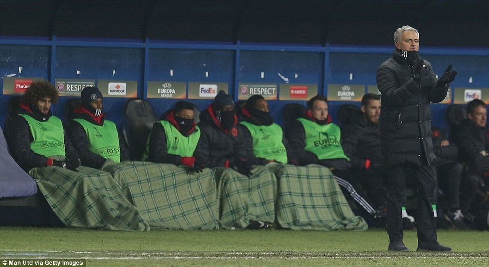 
Mourinho hô hào học trò thi đấu. Thời tiết khá lạnh khiến các cầu thủ MU phải chùm chăn dù ngồi trên ghế
