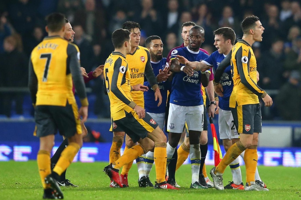 Nhìn lại thất bại cay đắng của Arsenal trên sân Everton - 15
Một tình huống nóng mắt của cầu thủ đôi bên