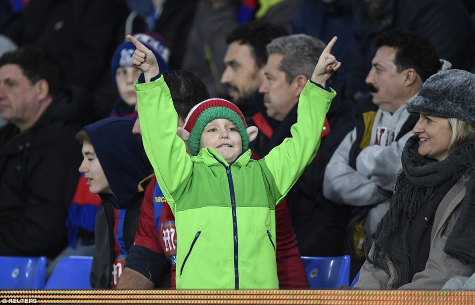 
Một cổ động viên nhí của đội chủ nhà Crystal Palace
