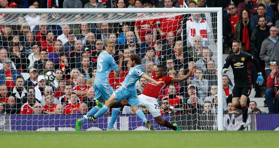 Nhìn lại trận hòa thất vọng của MU trước Stoke - 18
Tới gần cuối trận, De Gea mắc sai lầm khi bắt bóng nảy ra để rồi tạo cơ hội cho Allen ghi bàn quân bình tỉ số
