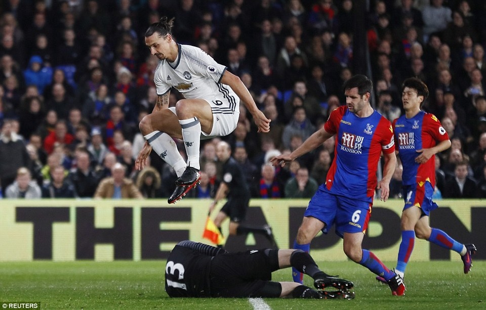 
Thủ thành Hennessy băng ra ôm bóng ngay trước khi Ibra ập vào dứt điểm
