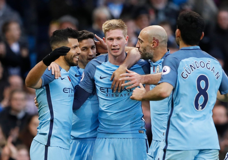 
Các cầu thủ Man City chia vui cùng Aguero và De Bruyne, tiền đạo người Argentina ghi bàn nhưng công lớn thuộc về tiền vệ người Bỉ
