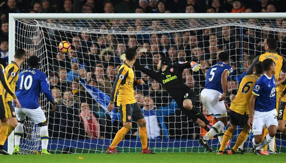 Nhìn lại thất bại cay đắng của Arsenal trên sân Everton - 17
Phút 86, lưới của Cech tung lên lần hai...