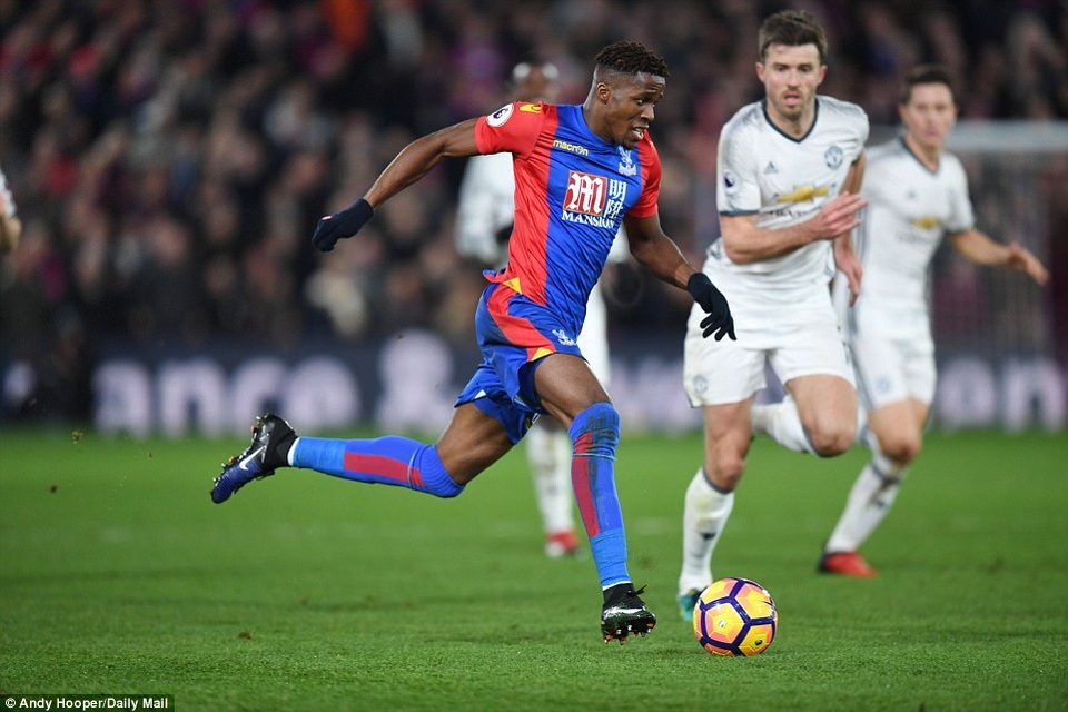 
Zaha như cánh chim lạc đàn, anh rất nỗ lực lên bóng nhưng đồng đội ở trận này chơi không ổn định
