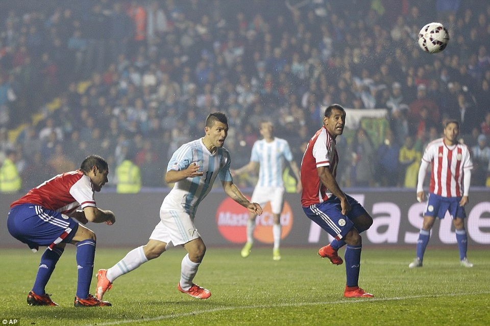 Nỗi lo trăm bề của Argentina trong bối cảnh vắng Messi - 2
Argentina từng thắng Paraguay 6-1 ở bán kết Copa America 2015