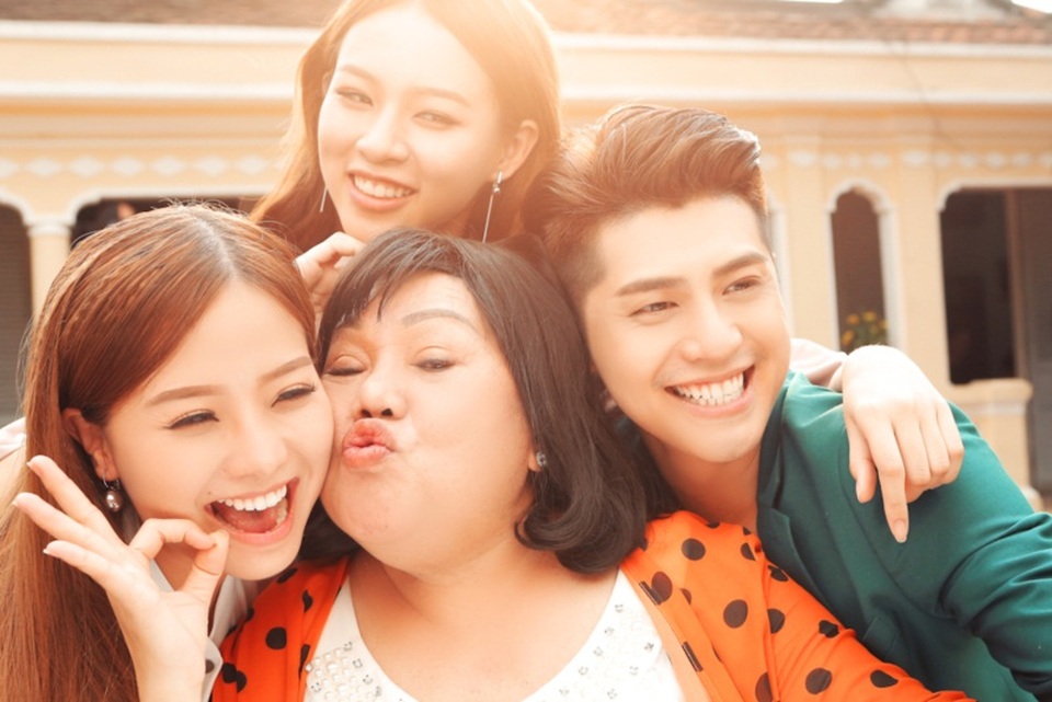 NSND Ngọc Giàu gây sốt với hình ảnh “bà mẹ xì tin” của Noo Phước Thịnh - 7 NSND Ngọc Giàu gây sốt với hình ảnh “bà mẹ xì tin” của Noo Phước Thịnh - 7