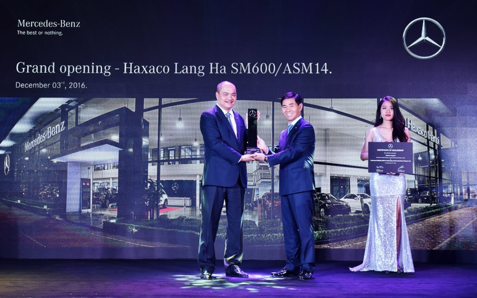 Hà Nội đã có trung tâm đầu tiên đạt chuẩn SM600/ASM14 của Mercedes-Benz - 3
Ông Choi Duk Jun - Giám đốc điều hành khối xe du lịch MBV (phải) trao bằng chứng nhận cho ông Đỗ Tiến Dũng - Chủ tịch HĐQT Haxaco