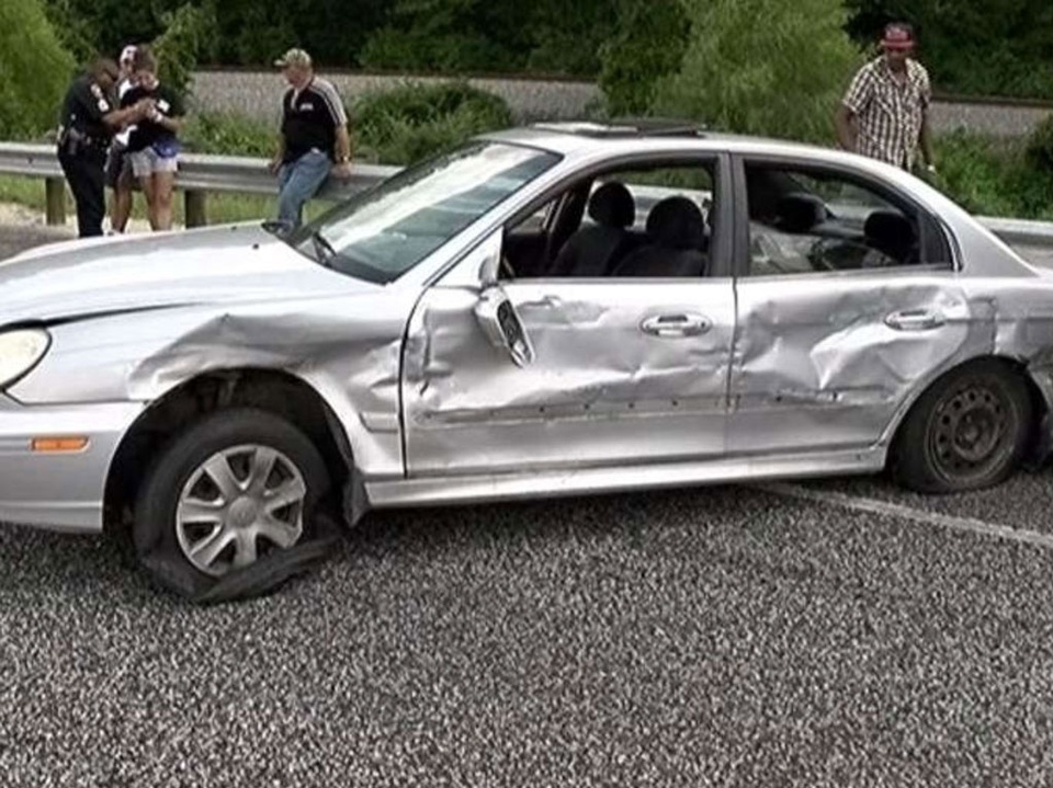 Xe 18 bánh ủn xe con, tài xế không hay biết - 8