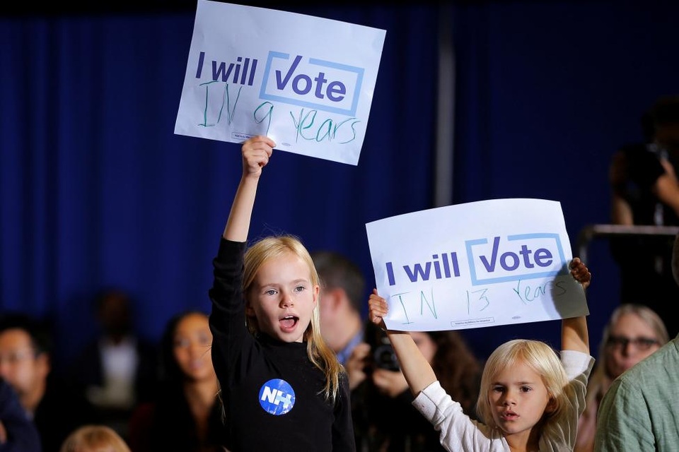 
Các bé gái tham gia một sự kiện tranh cử cùng Hillary Clinton và Bernie Sanders tại Đại học New Hampshire ở Durham.
