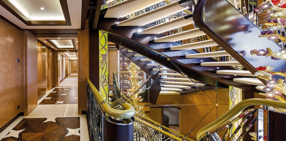 Ngắm chiếc siêu du thuyền xa xỉ đắt bằng... 50 chiếc Rolls-Royce - 3