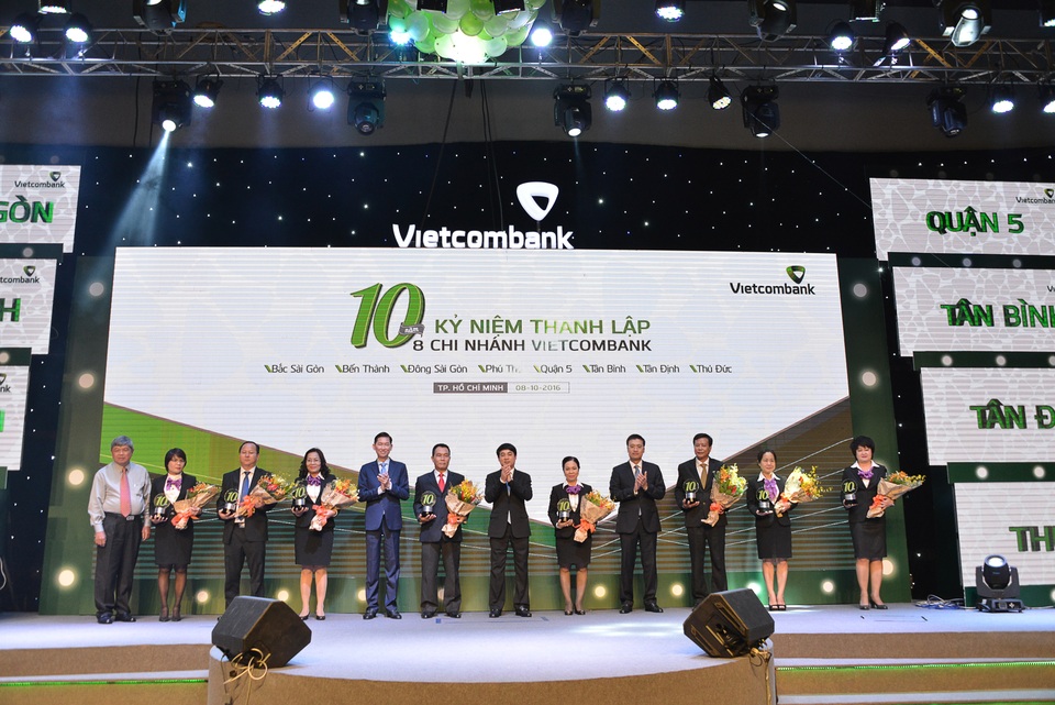 Vietcombank kỷ niệm 10 năm thành lập 8 chi nhánh - 1
Lãnh đạo Vietcombank và Lãnh đạo TPHCM trao tặng kỷ niệm chương cho Giám đốc 8 chi nhánh Vietcombank