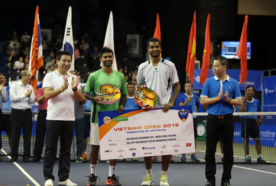 Vietnam Open 2016 kết thúc đầy kịch tính - 3 Ông Hoàng Ngọc Huấn (áo xanh) – Chủ tịch, TGĐ VTVcab trao danh hiệu Á quân cho cặp đôi J. Nedunchezhiyan/ R.Ramanathan (India).