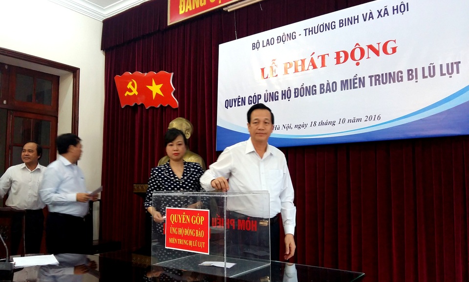 Phấn đấu ủng hộ người nghèo và đồng bào vùng lũ 5 tỉ đồng - 1
Lãnh đạo, cán bộ ngành LĐ-TB&XH quyên góp ủng hộ đồng bào miền Trung.