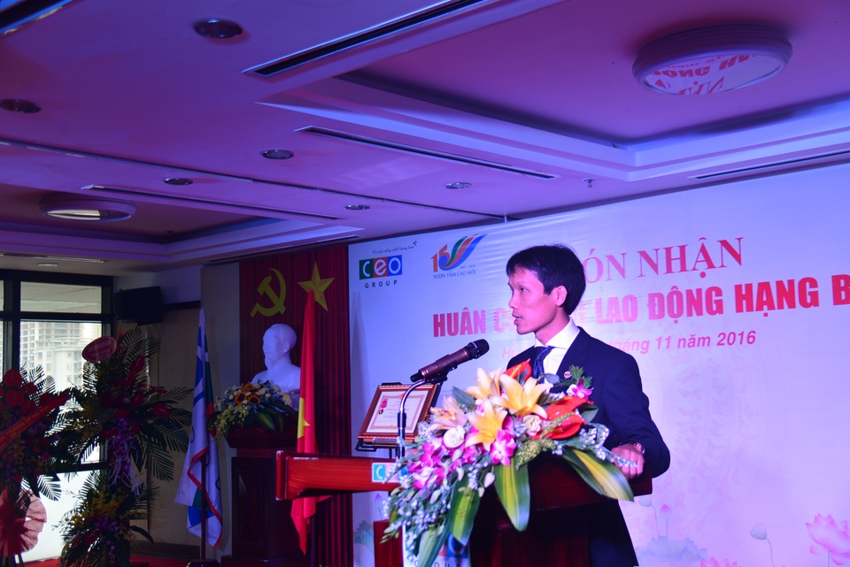 CEO Group đón nhận Huân chương Lao động hạng Ba - 2
Chủ tịch CEO Group Đoàn Văn Bình bày tỏ niềm tự hào và cảm ơn sâu sắc tới Nhà nước, Chính phủ và Lãnh đạo Thành phố Hà Nội đã quan tâm, giúp đỡ, động viên khen thưởng hình thức Huân chương Lao động cho những đóng góp nhỏ bé nhưng thiết thực của Tập đoàn vào sự nghiệp xây dựng và bảo vệ Tổ quốc.