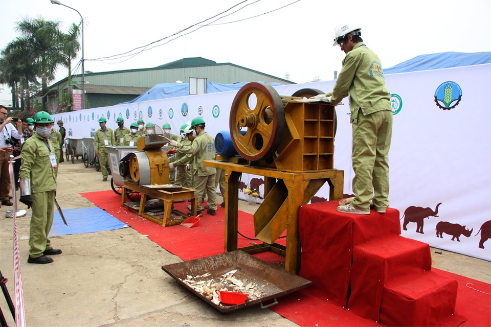 Ấn tượng mạnh cảnh tiêu huỷ 2 tấn ngà voi, sừng tê giác tại Sóc Sơn-Hà Nội - 8
Quang cảnh buổi tiêu huỷ. Ảnh: Nguyễn Dương