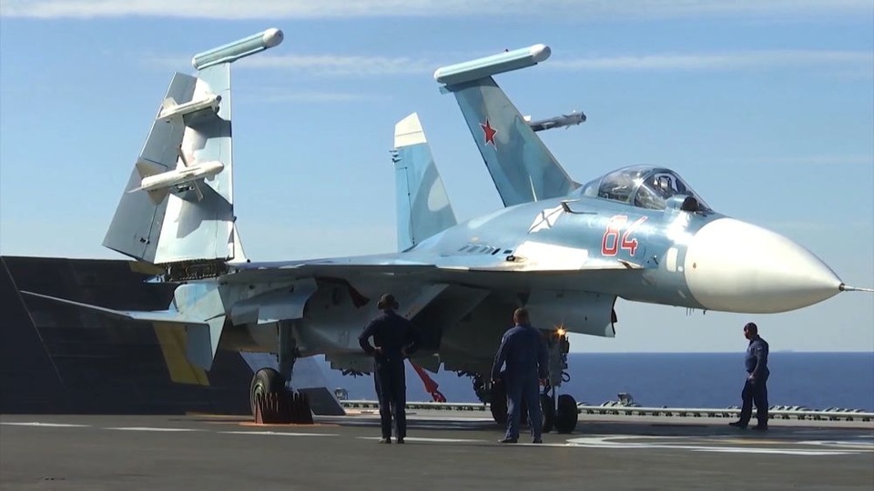 Tàu sân bay, tàu khu trục Nga phô diễn sức mạnh ngoài khơi Syria - 2
Đây là lần đầu tiên tàu sân bay Đô đốc Kuznetsov và tàu khu trục Đô đốc Grigorovich được triển khai cho trong chiến dịch quân sự của Nga tại Syria. (Ảnh: Bộ Quốc phòng Nga/Sputnik)