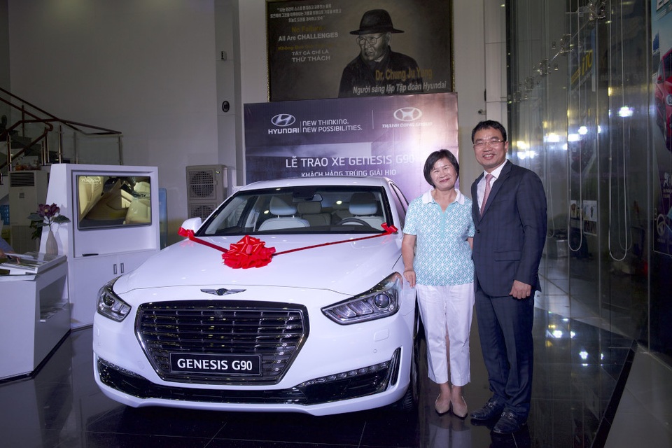 Hyundai Thành Công trao thưởng xe Genesis G90 cho golf thủ đoạt giải Hold In One - 2 Ông Lê Ngọc Đức - Tổng Giám đốc Hyundai Thành Công Việt Nam chúc mừng người trúng thưởng