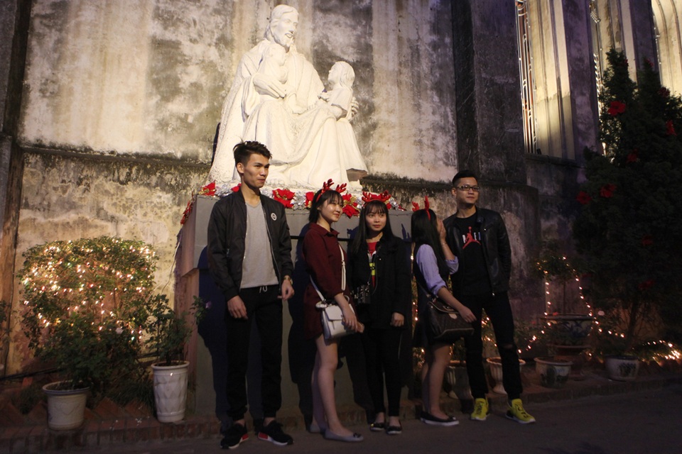 
Bên trong khuân viên Nhà thờ Lớn, các bạn trẻ chụp ảnh lưu niệm.
