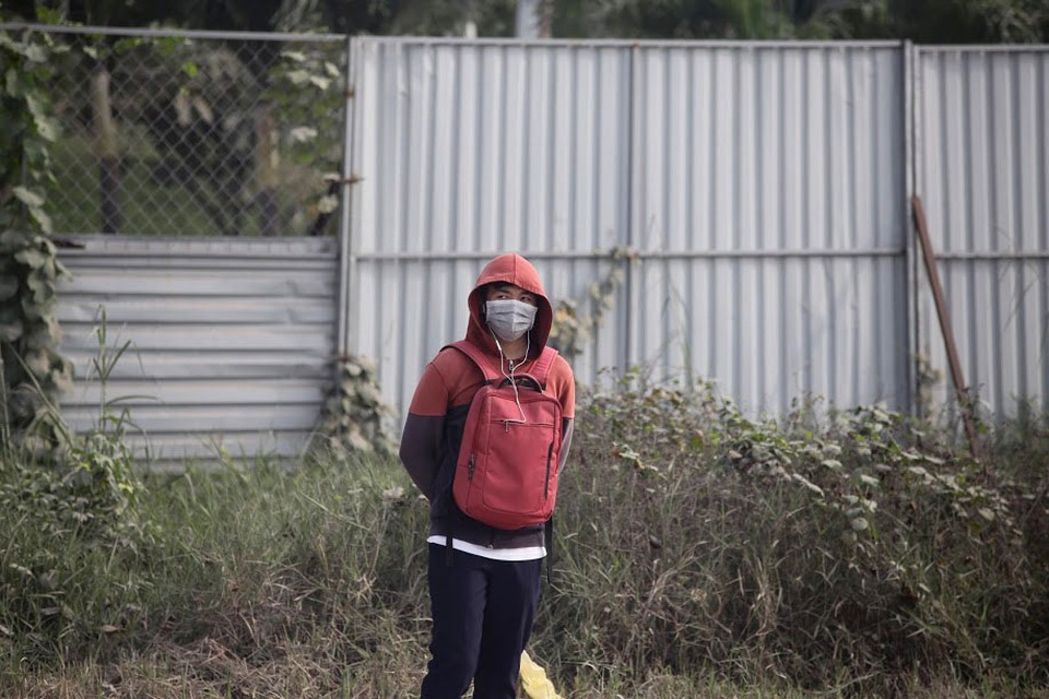 
Mỗi lần đứng trên đường bắt xe bus là người bám đầy bụi. Tôi phải trùm kín từ đầu tới chân nhưng về nhà rũ ra rất nhiều bụi bẩn - một sinh viên tên Tân cho biết.
