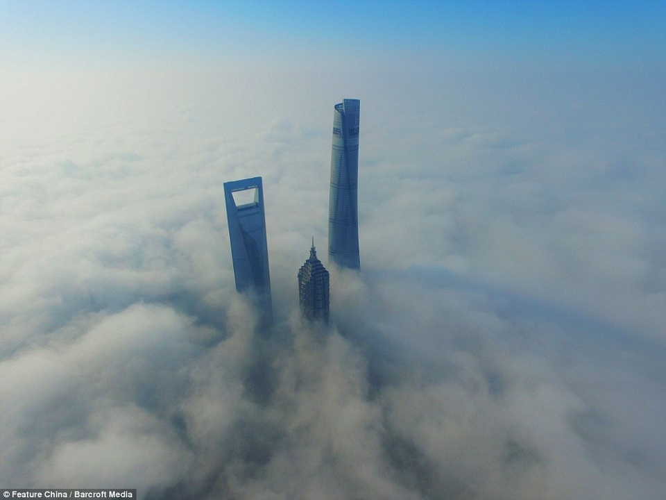 Thành phố không ngủ Thượng Hải nằm bên bờ biển phía đông của Trung Quốc với tòa nhà cao sừng sững nằm trong biển mây.