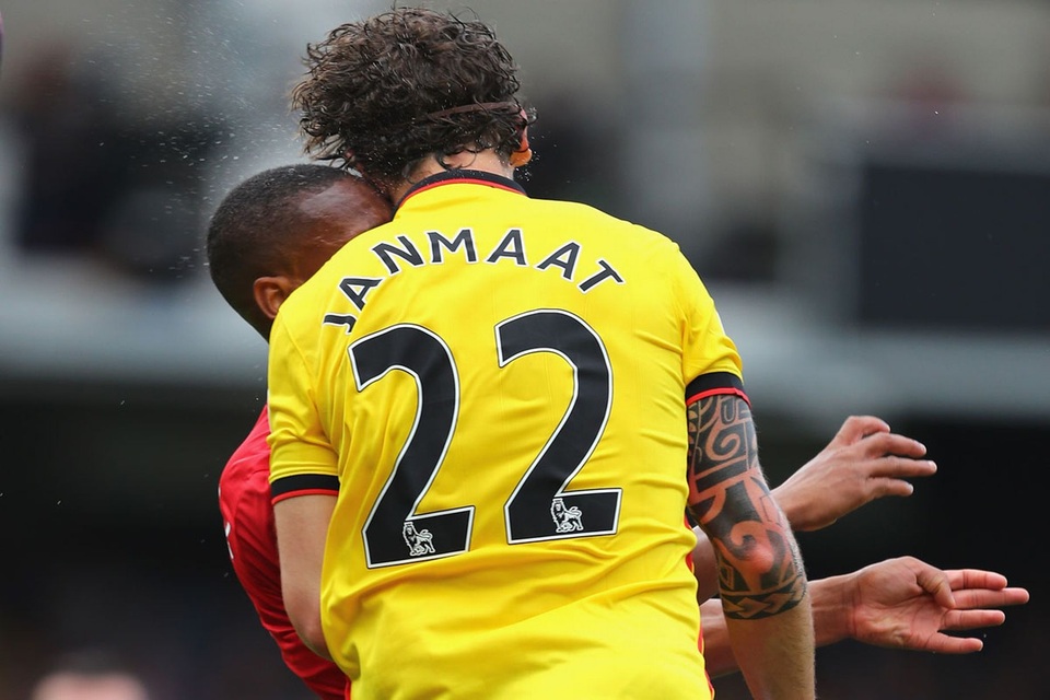 Nhìn lại trận thua mất mặt của MU trước Watford - 14
Pha va chạm giữa Martial và Janmaat trên không