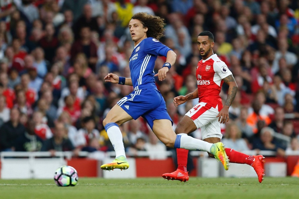 Nhìn lại chiến thắng đẹp của Arsenal trước Chelsea - 20
Luiz lao ra chặn bóng, cầu thủ người Brazil là hậu vệ tốt nhất của Chelsea ở trận này. Tuy nhiên, mình anh là chưa đủ ngăn cản Arsenal