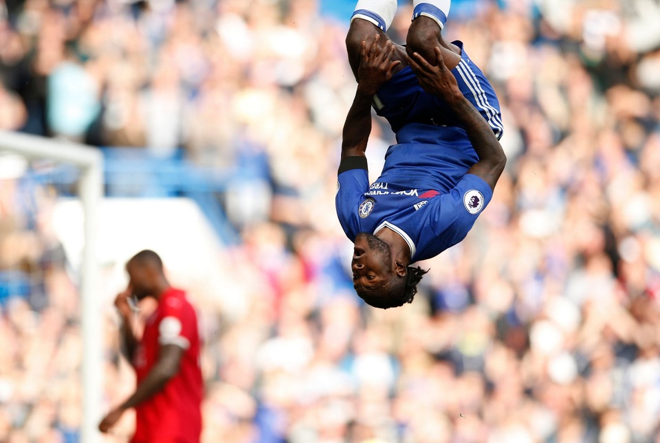 Nhìn lại chiến thắng thuyết phục của Chelsea trước Leicester - 18
Cú nhào lộn ăn mừng pha ghi bàn của tiền vệ người Niegria