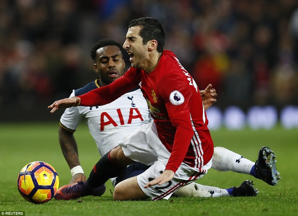 Nhìn lại chiến thắng quan trọng của MU trước Tottenham - 18
Rose đón ngã Mkhitaryan ở phút 81