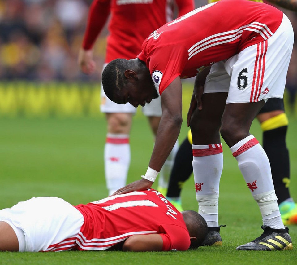 Nhìn lại trận thua mất mặt của MU trước Watford - 15
Tiền đạo người Pháp bị đau và phải nằm sân. Nhân viên y tế đã phải vào sân chăm sóc cho Martial