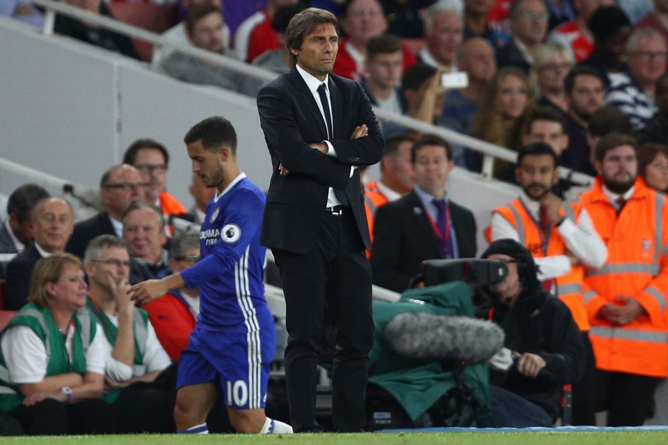 Nhìn lại chiến thắng đẹp của Arsenal trước Chelsea - 21
Conte im lìm bên đường biên, những sự thay đổi người của ông cũng không hiệu quả