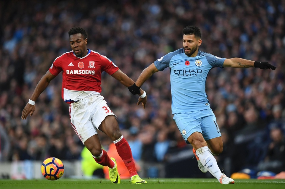 
Adama Traore đi bóng trước sự áp sát của Aguero
