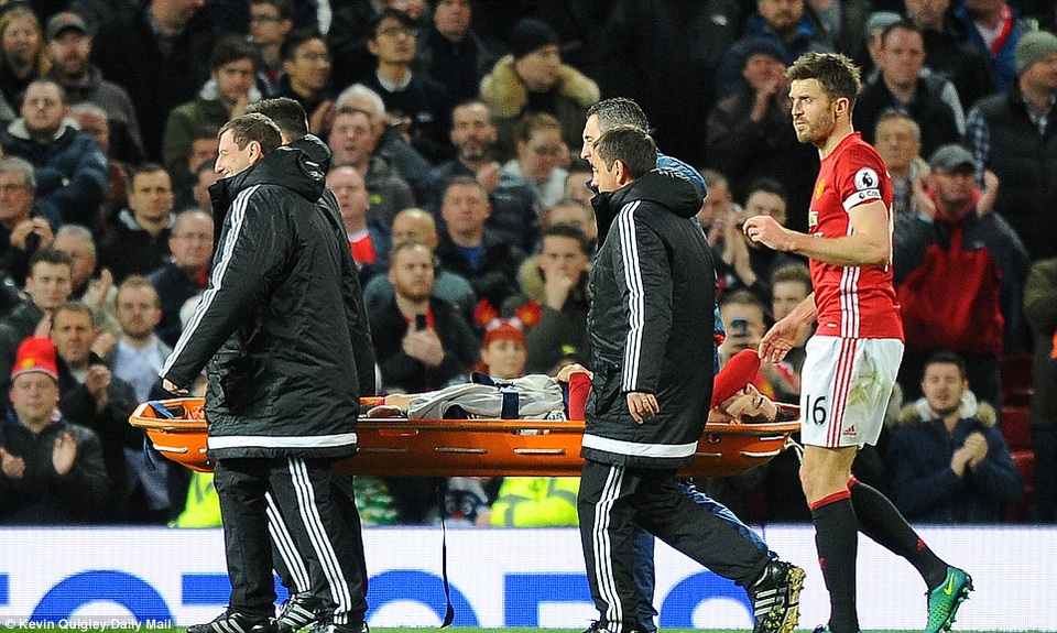 Nhìn lại chiến thắng quan trọng của MU trước Tottenham - 19
Tiền vệ người Armenia rời sân bằng cáng