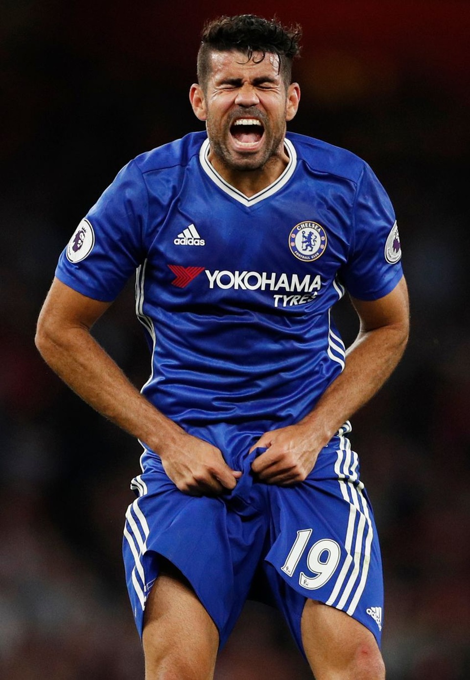 Nhìn lại chiến thắng đẹp của Arsenal trước Chelsea - 22
Costa bực tức sau khi bị đối phương vào bóng. Tiền đạo người Tây Ban Nha vẫn tỏ ra nóng nảy khi thi đấu trên sân