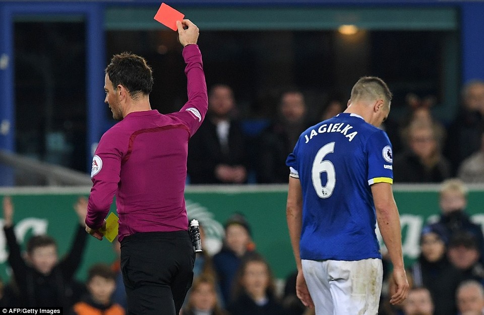 Nhìn lại thất bại cay đắng của Arsenal trên sân Everton - 20
Jagielka nhận thẻ đỏ sau khi phạm lỗi với Lucas