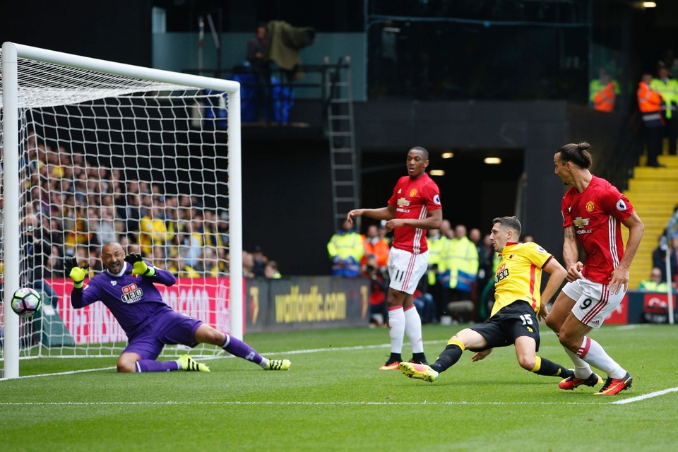 Nhìn lại trận thua mất mặt của MU trước Watford - 16
Ibra dứt điểm vào cạnh lưới, bỏ lỡ cơ hội ghi bàn mở tỉ số